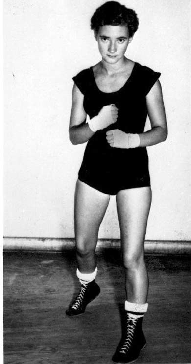 Barbara Buttrick wwwwomenboxingcomNEWS2013images20132zzzglove