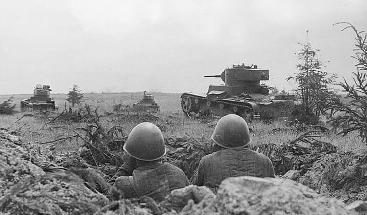 Battle of Smolensk (1941) Asisbiz BARBAROSSA Soviet T26lighttanksontheoffensiveduring