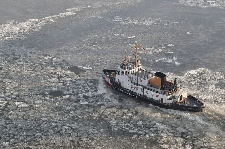 Bay-class icebreaking tug