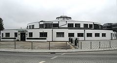 Beehive, Gatwick Airport httpsuploadwikimediaorgwikipediacommonsthu