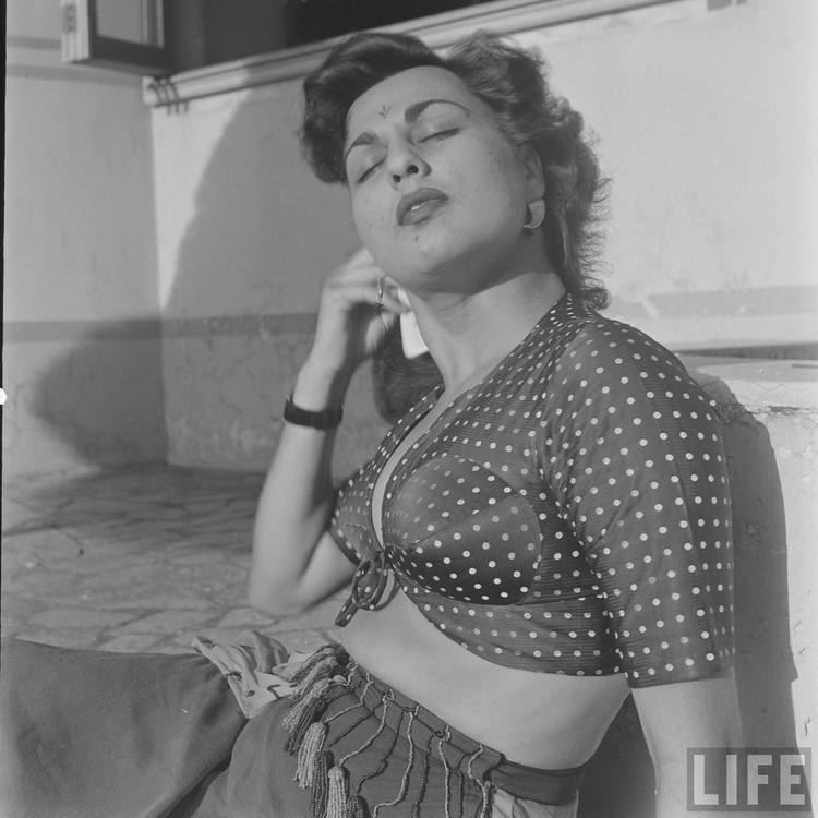 Begum Para closed her eyes while wearing polka dot top