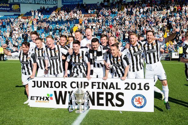 Beith Juniors F.C. Beith lift the Scottish Junior Cup following penalties win over