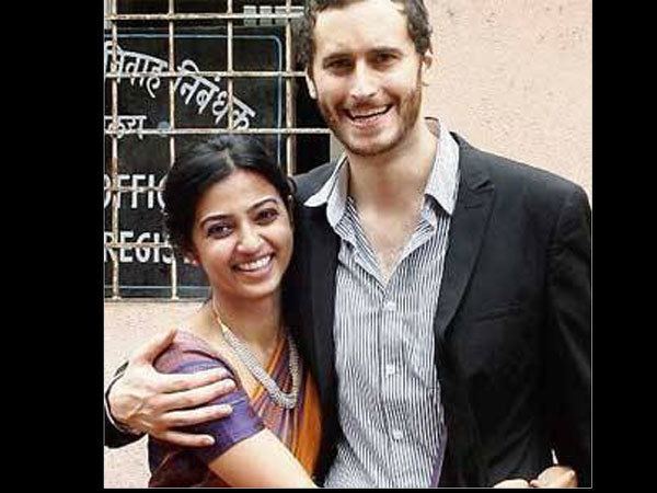 Benedict Taylor (musician) UNSEEN PDA MOMENTS Of Radhika Apte With Husband Benedict Taylor