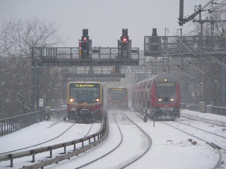 Berlin Stadtbahn S und Regionalbahnen auf der verschneiten Stadtbahn Berlin