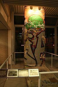 Berlin Wall Monument (Chicago) httpsuploadwikimediaorgwikipediacommonsthu