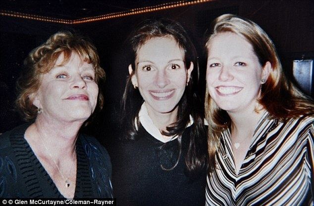 Betty Lou Bredemus PICTURE EXCLUSIVE Julia Roberts is comforted by friends