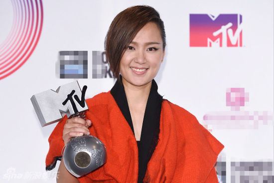Bibi Zhou Chinese singer BiBi Zhou wins Best Worldwide Act at 2014 MTV EMA