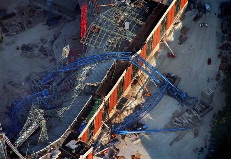 Big Blue Crane collapse Photos The Big Blue crane collapse at Miller Park