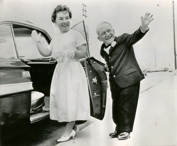 Billy Barty 1962 little newlyweds Shirley Bolingbroke and Billy Barty Shirley