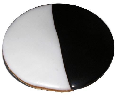 Black and white cookie httpsuploadwikimediaorgwikipediacommons77