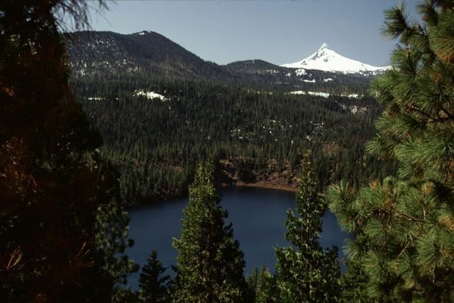 Blue Lake Crater httpsuploadwikimediaorgwikipediacommonsff