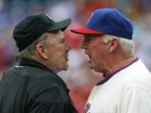 Bob Davidson (umpire) MLB suspends Phillies39 Charlie Manuel umpire Bob Davidson