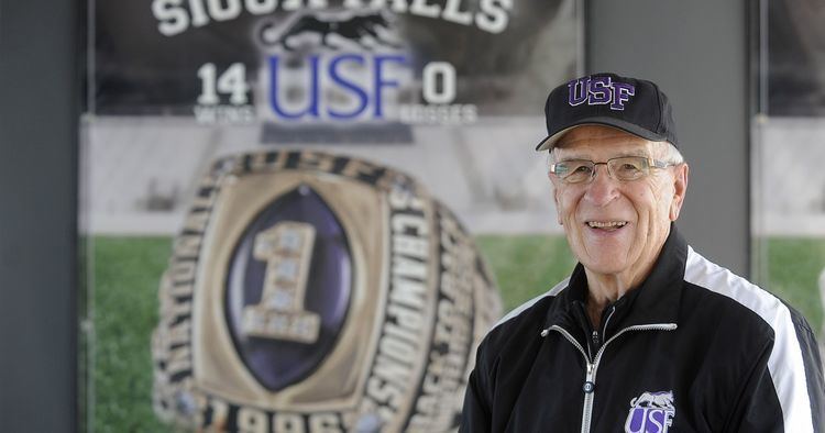 Bob Young (American football coach) USF Coach Bob Young remains a fan in retirement