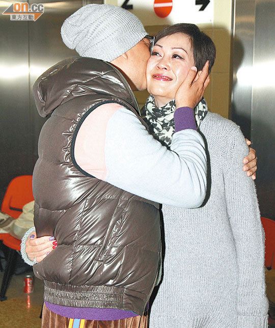 Bobby Au-yeung as he kissed his wife after being discharged from the hospital.
