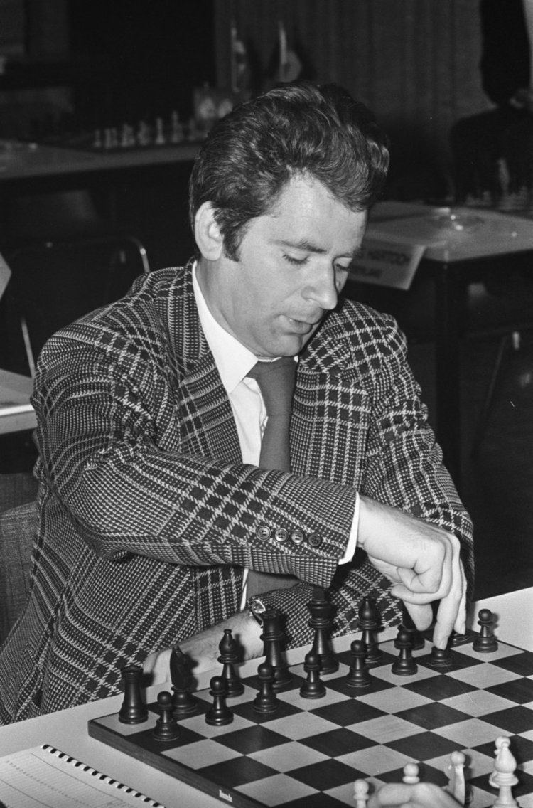 Chess in Pictures - Viktor Korchnoi, Anatoly Karpov, Tigran Petrosian and  Lev Polugaevsky at the closing ceremony of the 41st USSR Chess  Championship. Boris Spassky won the tournament 11½/17. Moscow, USSR 1973. (