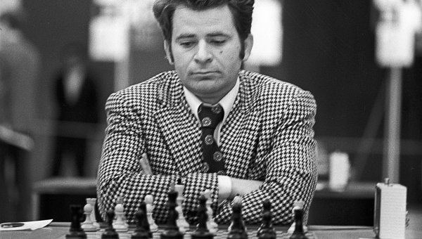 Former world chess champion Boris Spassky, right, of Russia, opened with  white pieces against U.S. champion Robert Byrne in a quarter-final world  chess match, Jan. 16, 1974, in San Juan, P.R. The