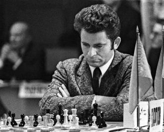 Boris Spassky sacs the g Pawn and opens a route towards Petrosian´s King  (1969) - video Dailymotion