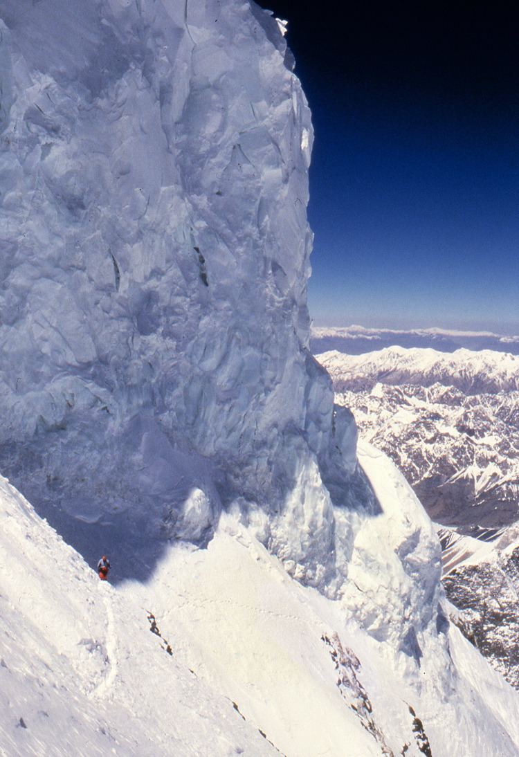 High on K2: Seracs above the Bottleneck