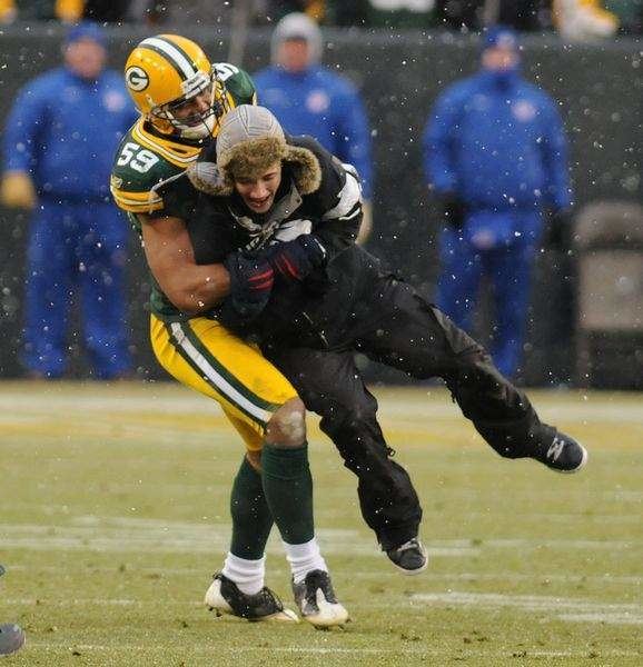 Brad Jones (American football) Packers39 Linebacker Brad Jones Body Slammed A Fan Who Ran