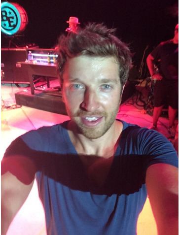 Brett Eldredge He takes concert selfies with peoples phones I want one Brett