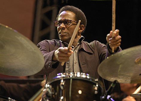 Brian Blade wwwdrummerworldcompicsdrum25BrianBlade02jpg