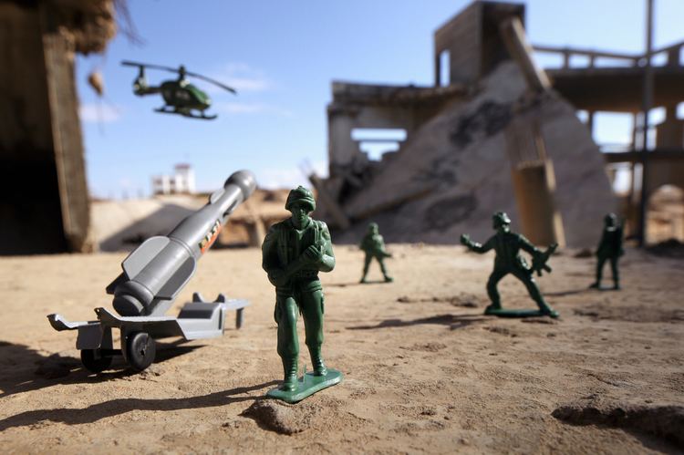 Brian McCarty Artist Brian McCarty Reenacts Horrors Of War With Tiny Toys