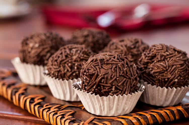 Brigadeiro 1000 images about Louca por brigadeiro on Pinterest Bolo de