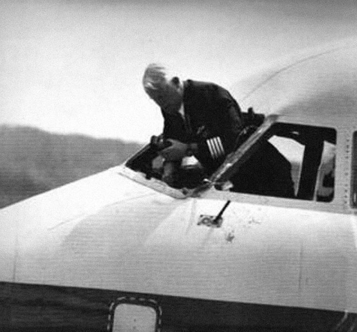 Examining the windscreen after the accident of British Airways Flight 5390