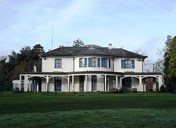 Broadfield House, Crawley httpsuploadwikimediaorgwikipediacommonsthu
