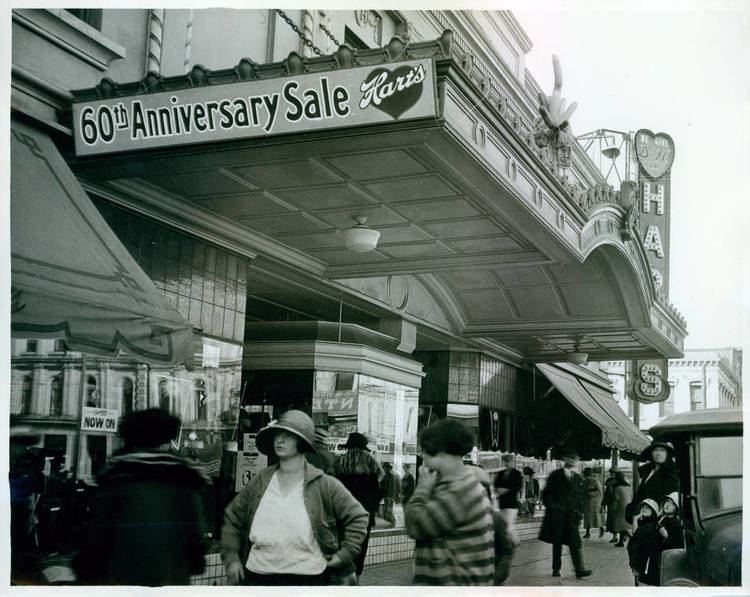Hart's Department Store in San Jose, California surrounded by people.