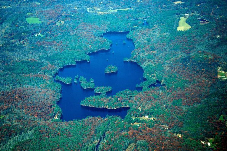 Brooks Pond (Massachusetts) httpsuploadwikimediaorgwikipediacommonsthu