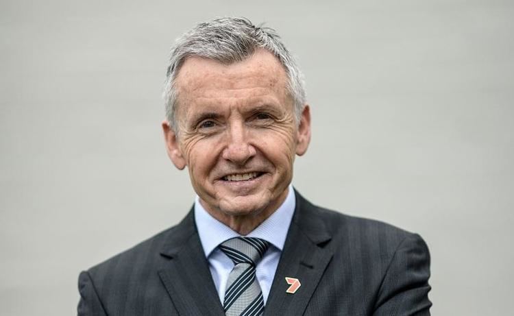 Bruce McAvaney Australia sports commentator Bruce McAvaney reveals cancer battle