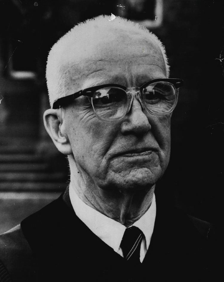 Buckminster Fuller looking afar while wearing eyeglasses
