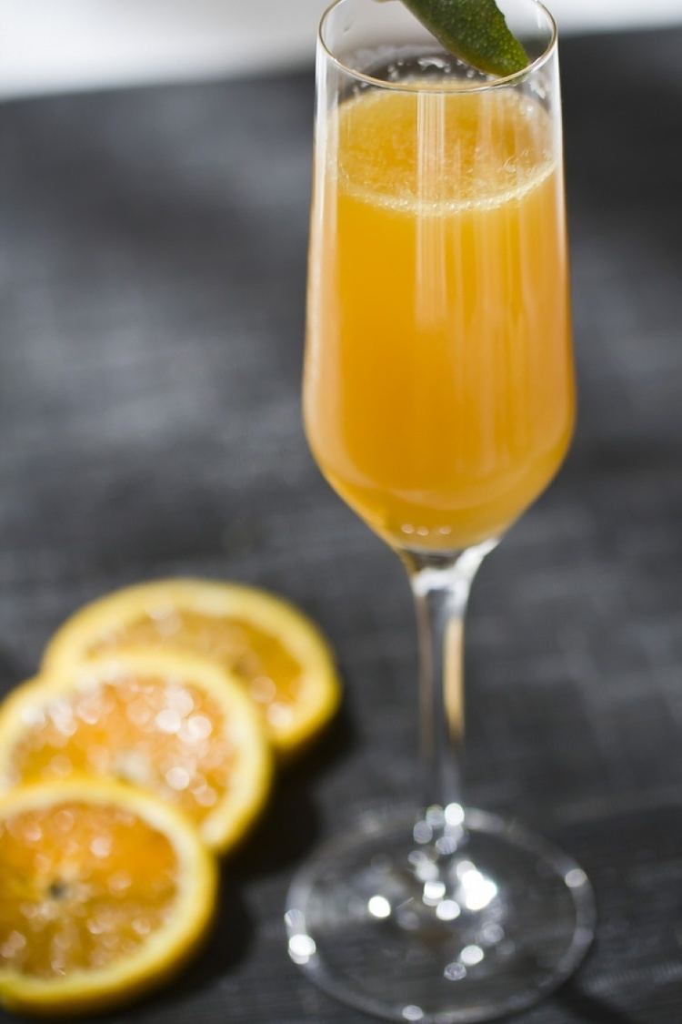 Buck's Fizz Mimosa cocktail recipe how to make most famous sparkling drink