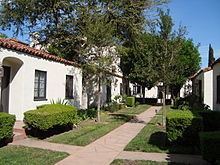 Bungalow court httpsuploadwikimediaorgwikipediacommonsthu