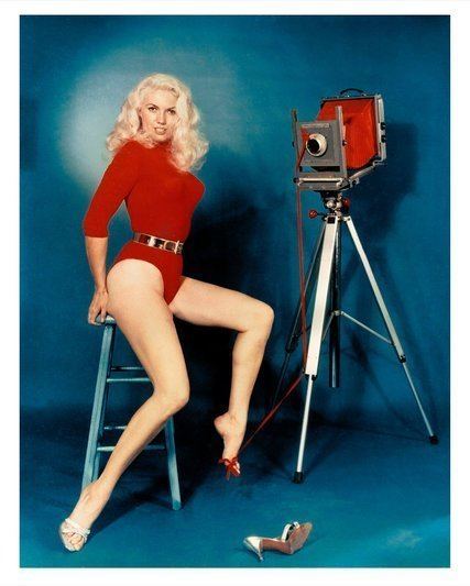 Bunny Yeager Bunny Yeager Pinup Portraitist Dies at 85 The New York