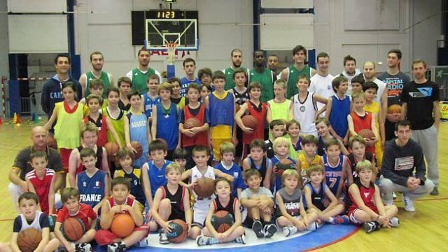 Caen Basket Calvados Au Caen basket Calvados les petits s39entranent avec les joueurs de N2