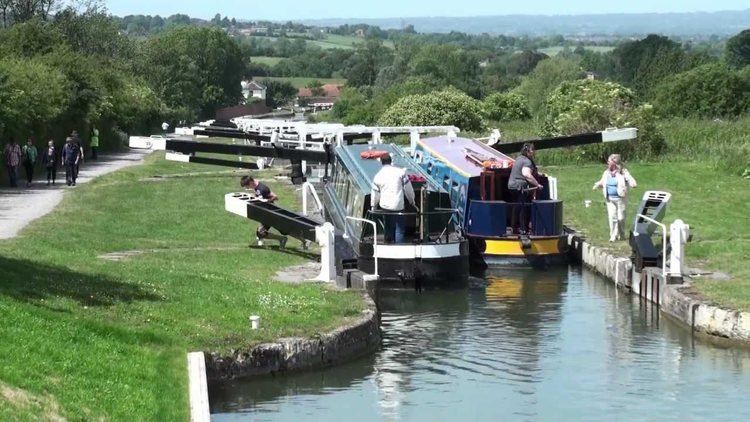 Caen Hill Locks Caen Hill Locks on the Kennet and Avon Canal near Devizes YouTube