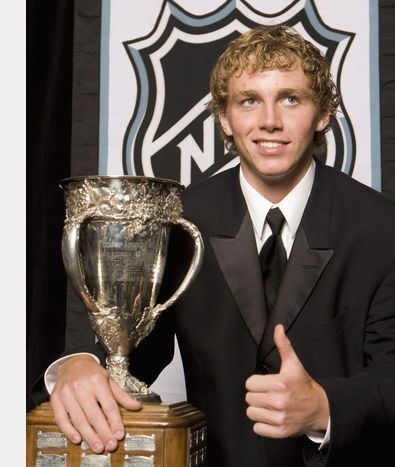 Calder Memorial Trophy Patrick Kane with the Calder Memorial Trophy 2008 HockeyGods