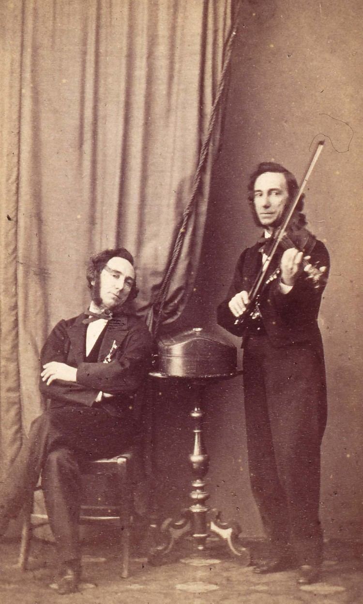 Camillo Sivori Foto di Camillo Sivori mentre suona Il Portale del Violino