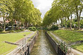 Canal de Brienne httpsuploadwikimediaorgwikipediacommonsthu