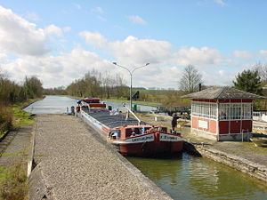 Canal de Saint-Quentin httpsuploadwikimediaorgwikipediacommonsthu