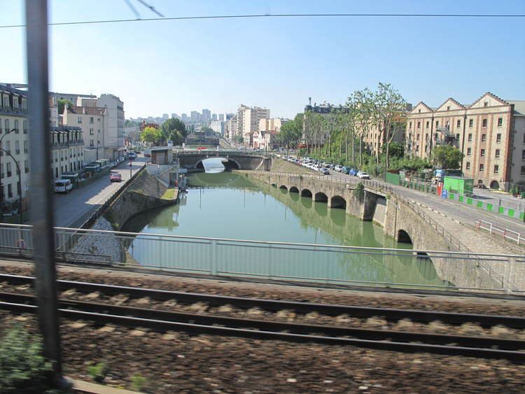 Canal Saint-Denis httpsuploadwikimediaorgwikipediacommons88