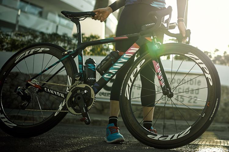 Canyon–SRAM Rapha colors in kit and bikes for the CanyonSRAM women Bikerumor