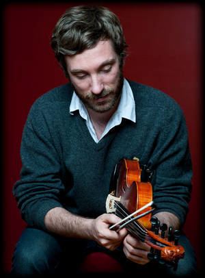 Caoimhín Ó Raghallaigh the Offical Website of 10string fiddler Caoimhn Raghallaigh