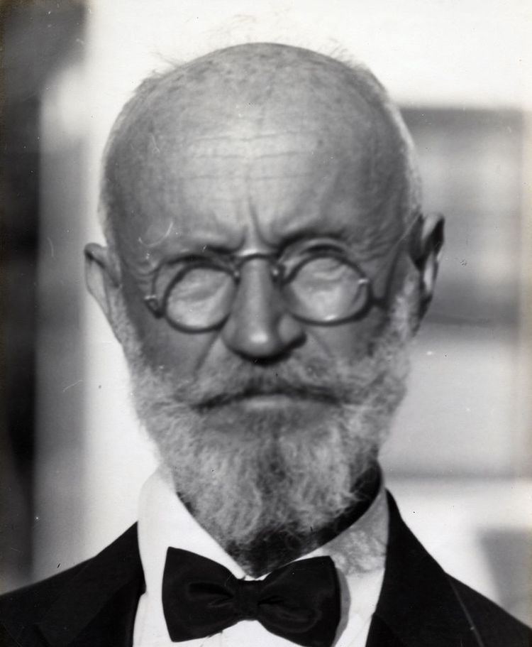 Carl Tanzler wearing eyeglasses and black suit