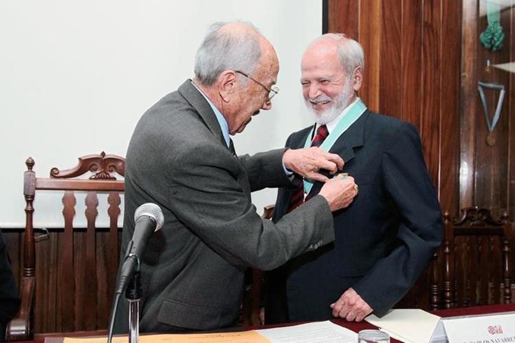 Carlos Navarrete Cáceres Carlos Navarrete recibe la medalla al Mrito de la Academia de