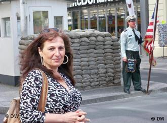 Carmen-Francesca Banciu Schreiben am Checkpoint Charlie Geschichte DWCOM