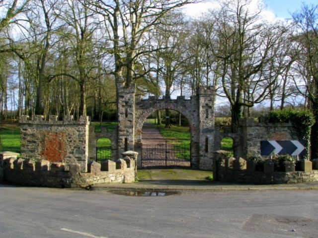 Carrowdore Gates to Carrowdore Castle Rossographer ccbysa20 Geograph