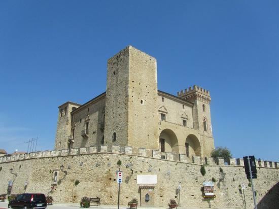 Castello ducale di Crecchio httpsmediacdntripadvisorcommediaphotos0a